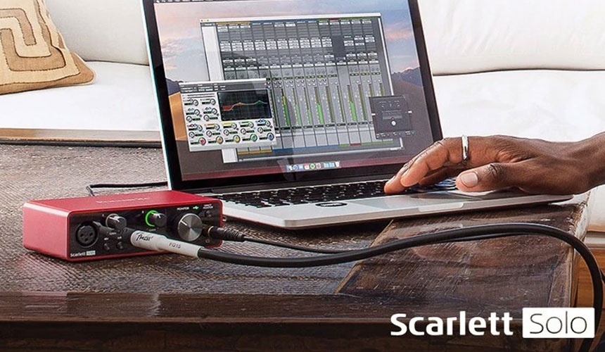 Interfaz de audio USB Focusrite Scarlett Solo de 3ra generación, perfecta para mejorar e iniciarte en la grabación musical.